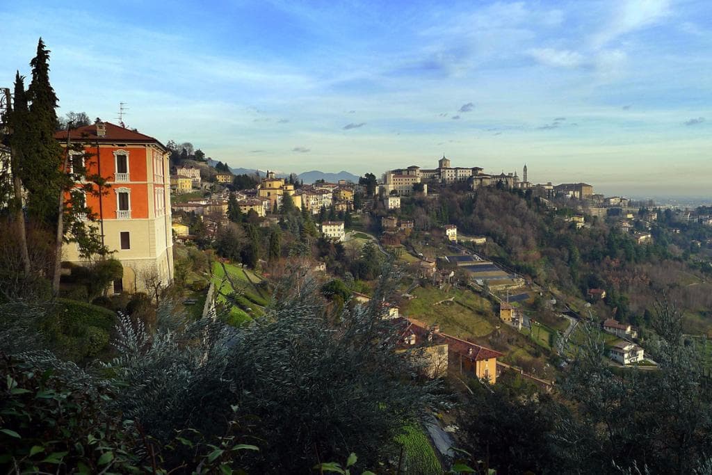 colli di bergamo con città alta sullo sfondo