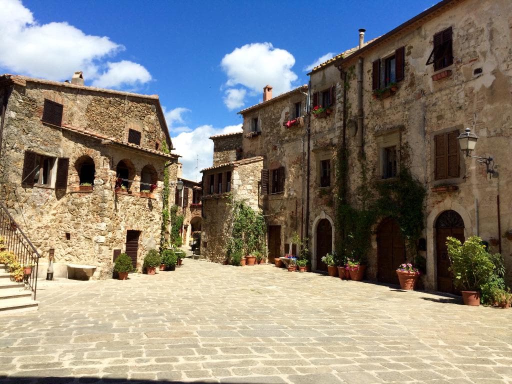 Veduta della piazza.