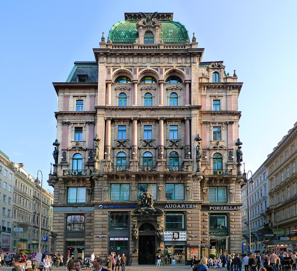 Il palazzo visto frontalmente