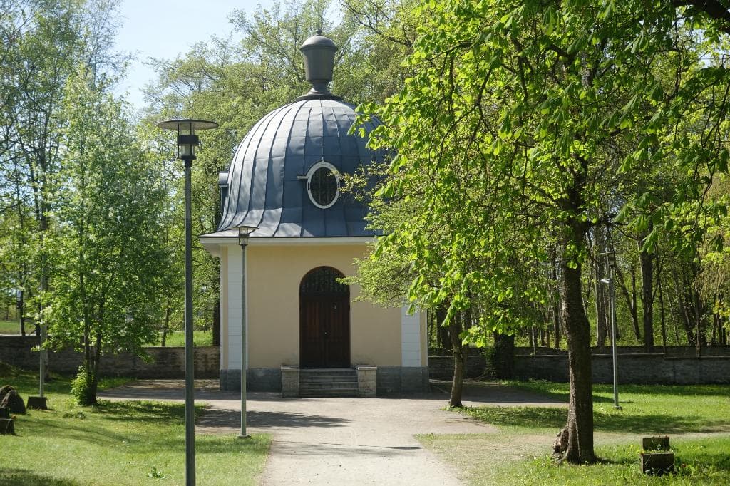 Gravkapell på kyrkogården.