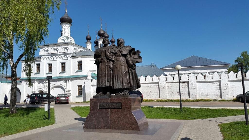 Памятник Петру и Февронии, муромским святым