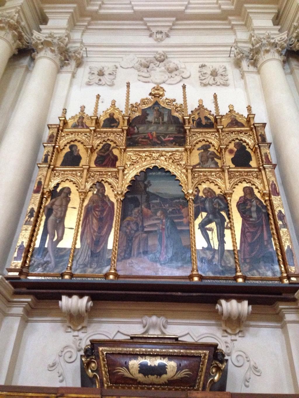 Trittico di Niccolò Alunno e crocifisso medievale