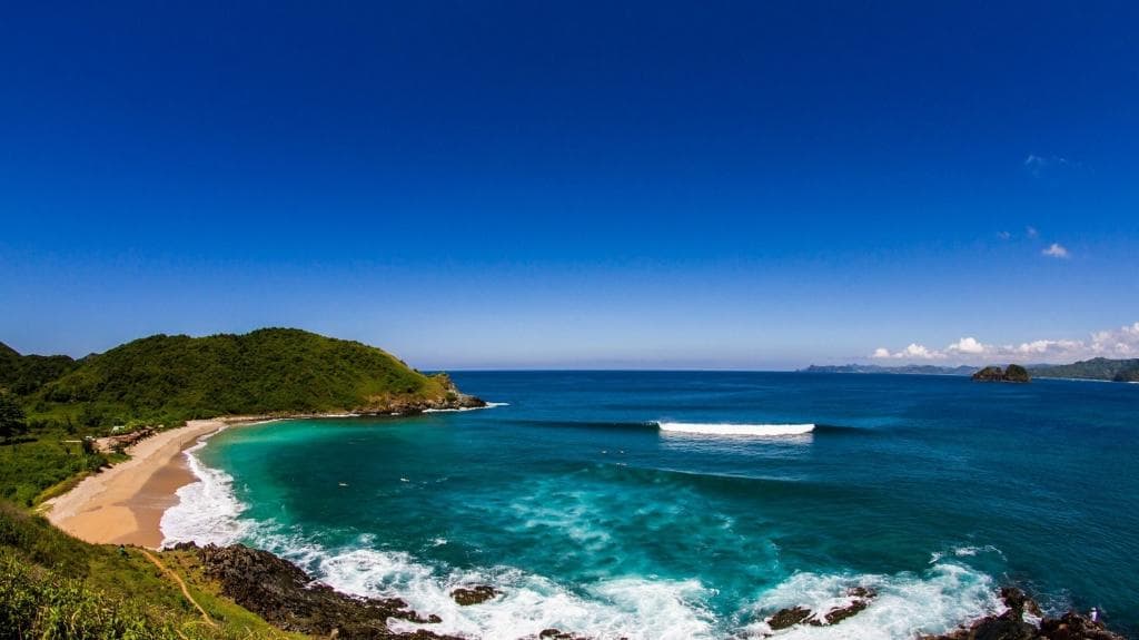 Pantai Mawi dari bukit sebelah kanan