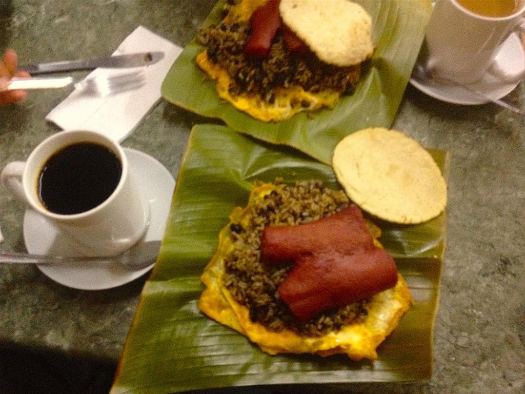 El famoso Tala-Pinto es servido sobre una hoja de plátano y una torta de huevo con tortillas cas