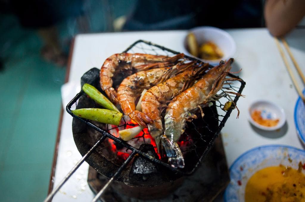 креветки свежие к ним приносят сливочное масло