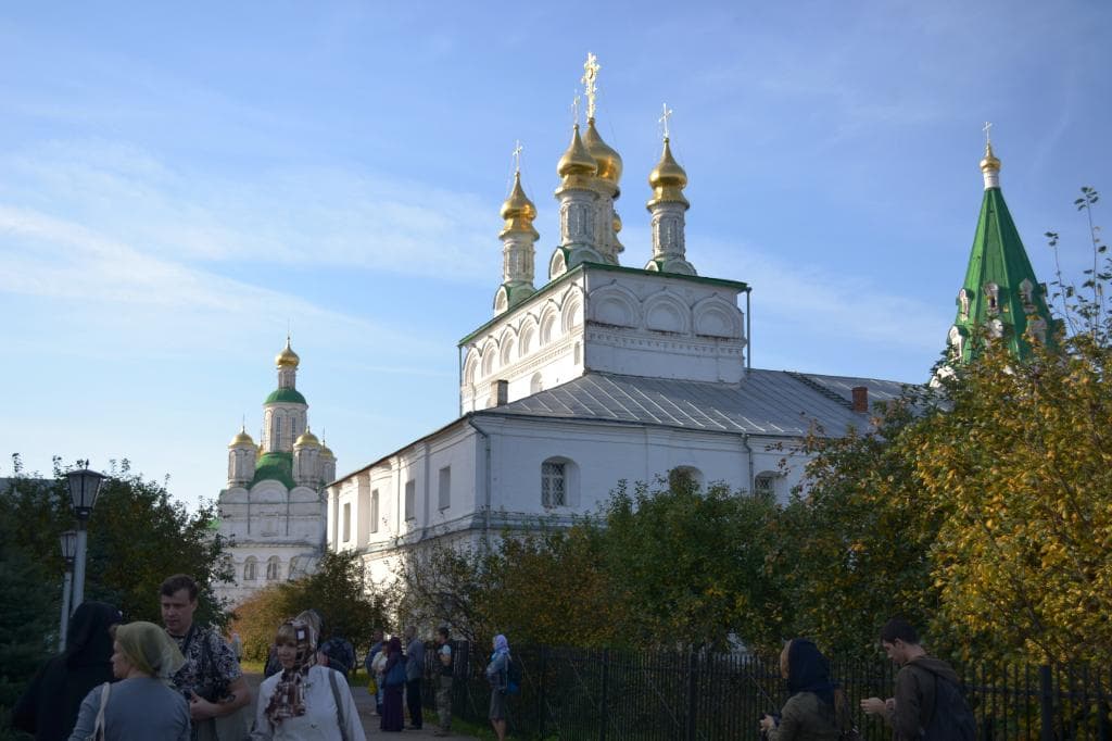 Вид на летнюю церковь со двора монастыря