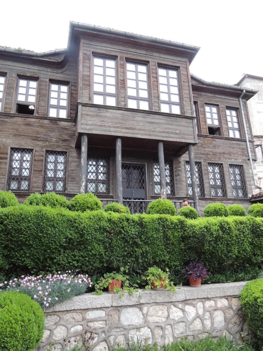 во дворе музея