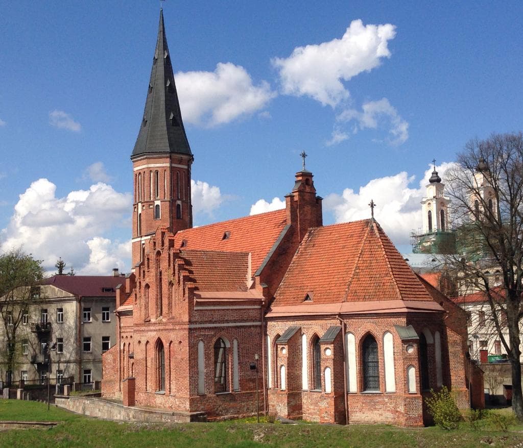 вид на костел с моста через Неман