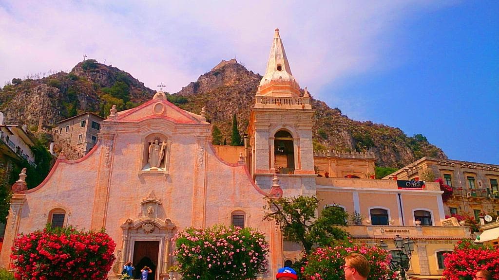 На фоне гор смотрится очень гармонично. Как будто создавали одновременно.