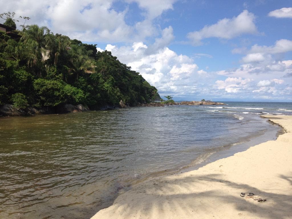 Água da cachoeira se misturando com a água da praia