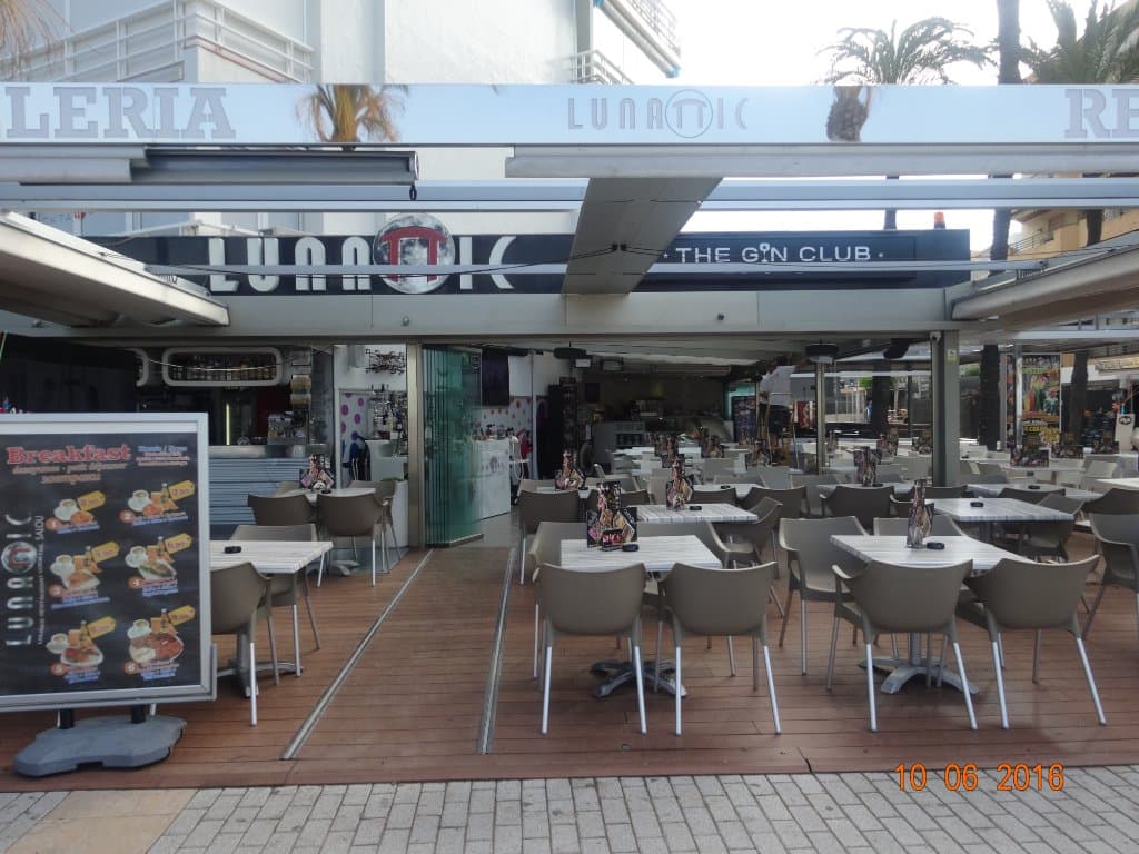 вид кафе в дневное время