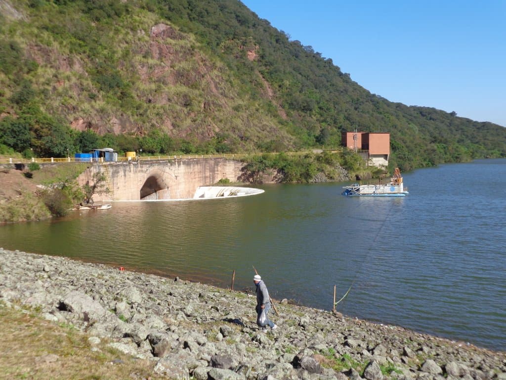El embudo de la represa