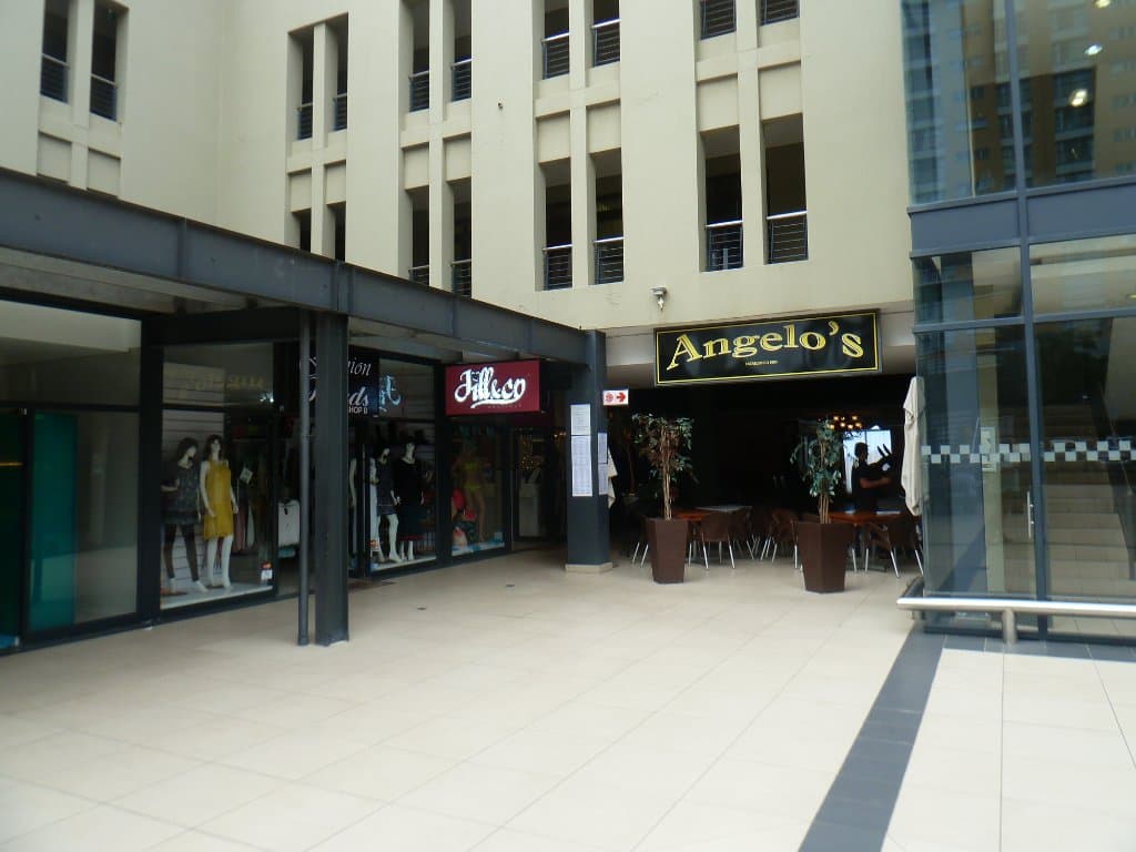 Shops and restaurants at Granada Square
