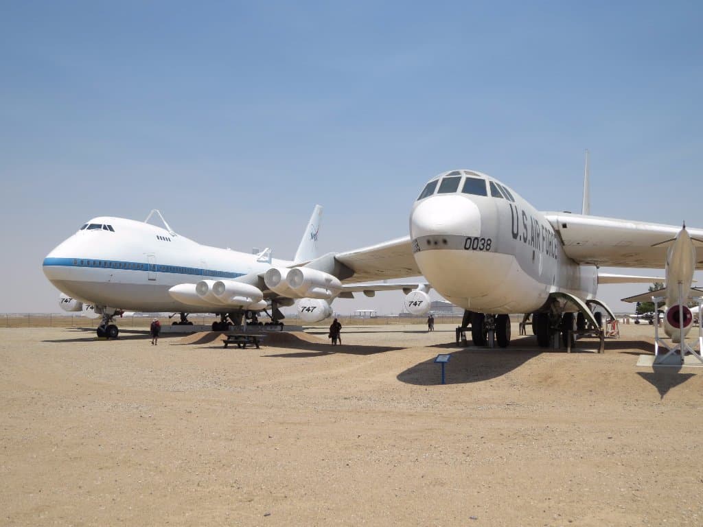 un B52 et le B747 porteur de navette