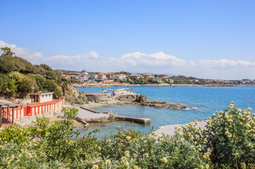Vista dei bagni e della costa dalla pineta