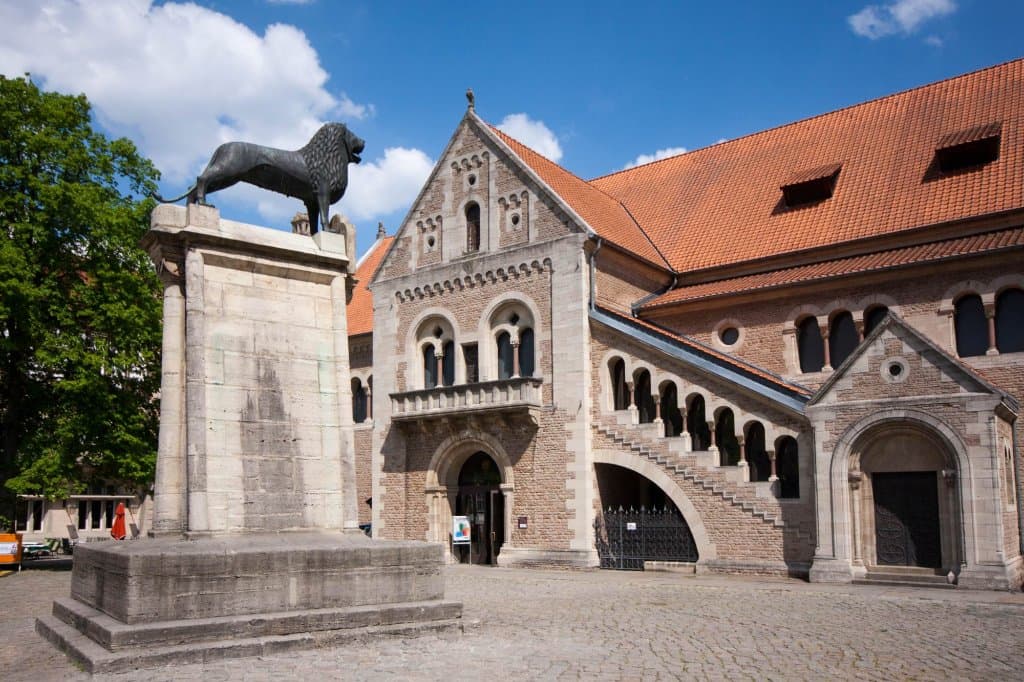 Burg und Löwe