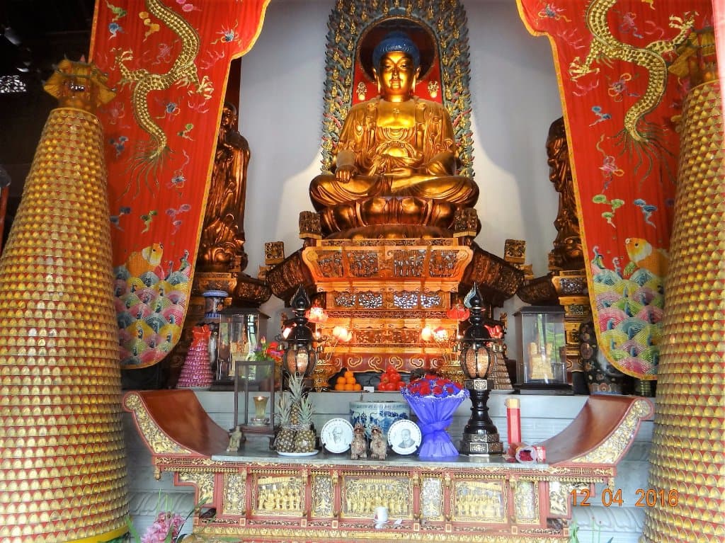 Linggu Temple from inside