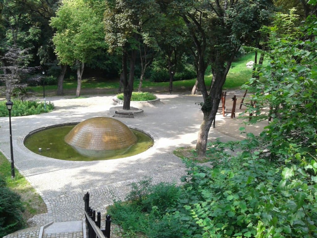 Jest plac zabaw, jest fontanna i mnóstwo zieleni - czego chcieć więcej?  :)