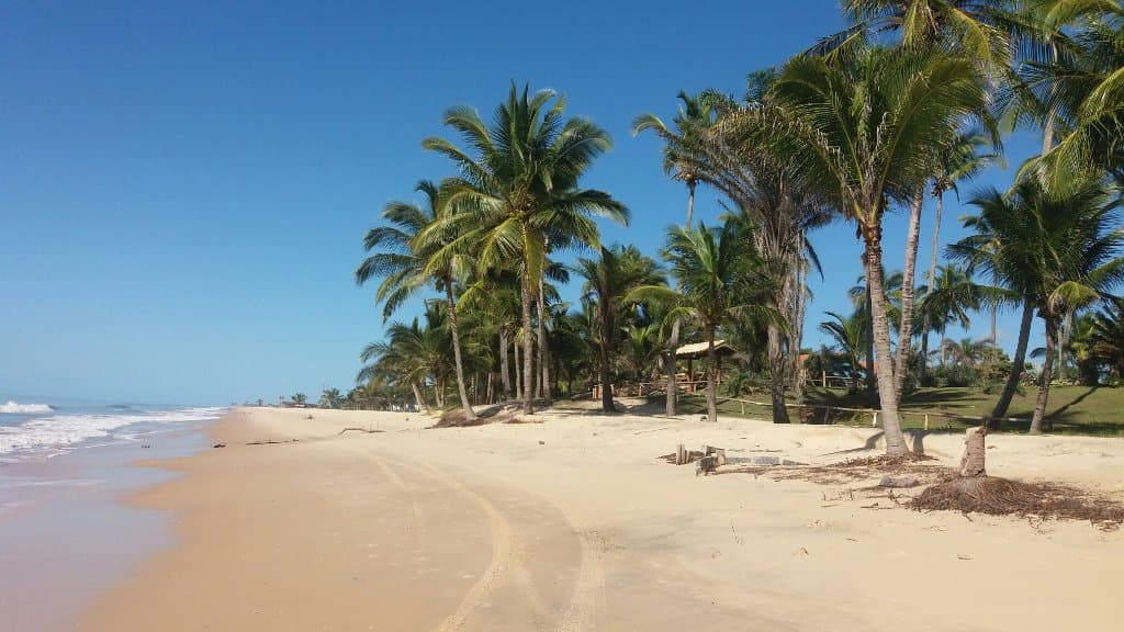 Praia maravilhosa em condomínio fechado fácil acesso mais não tem estrutura bar um só. .