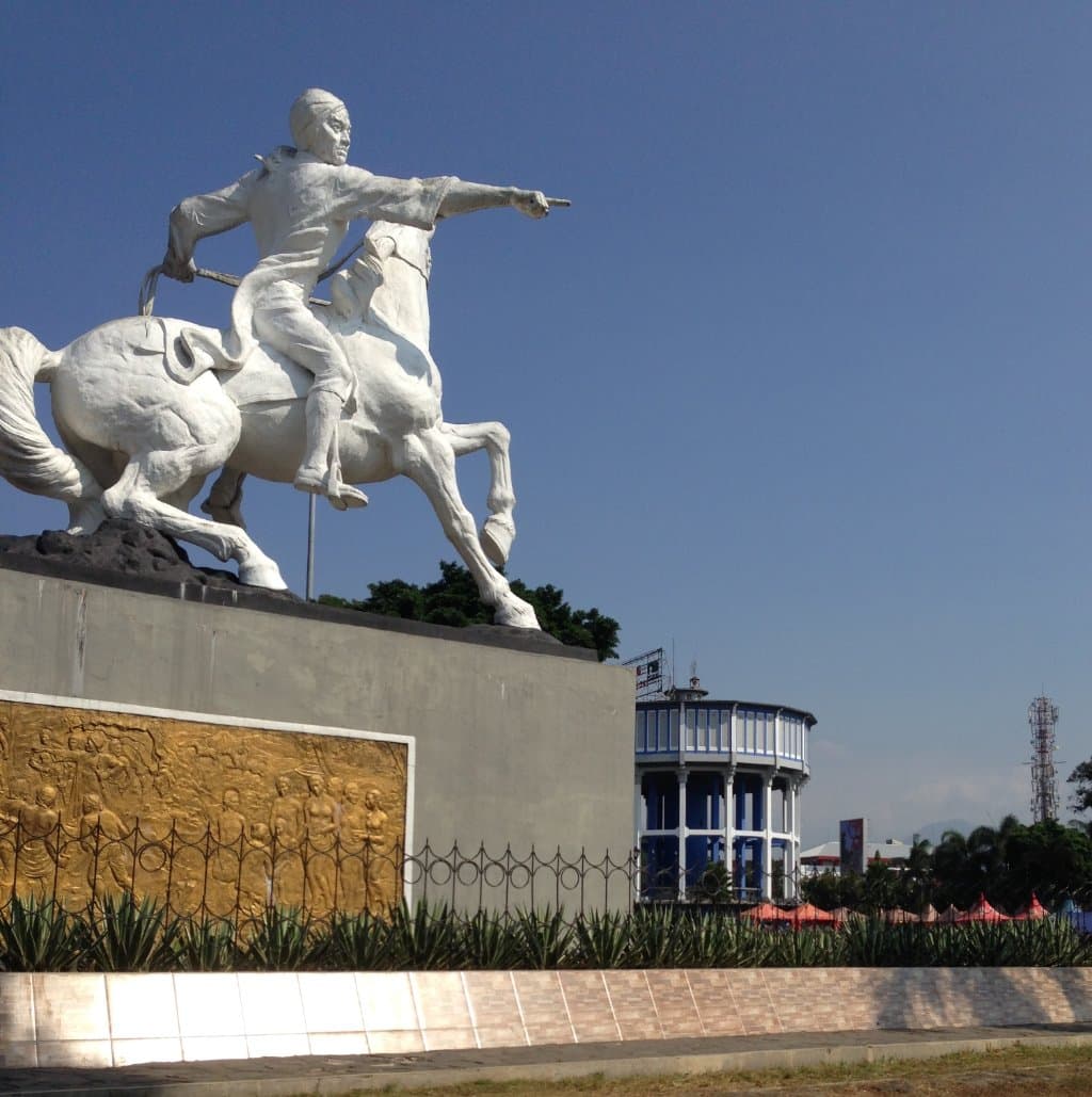 Patung Pangeran Diponegoro mengendarai kuda menjadi ikon Alun-alun Kota Magelang