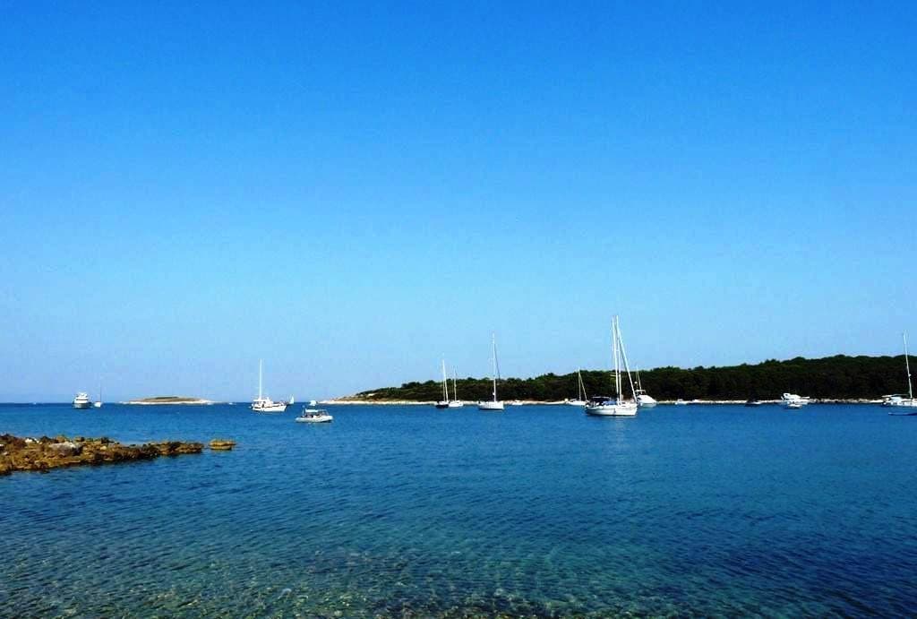 Mali portić. Pohled na zátoku.