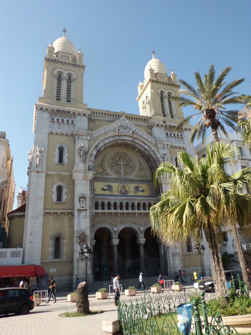 Кафедральный собор Сент-Винсент-де-Поль в романо-византийском стиле находится в центре Туниса. Х