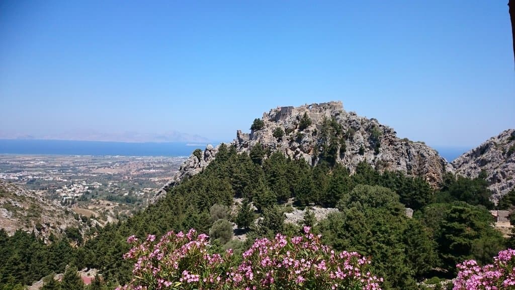 Borgen sedd från tavernan på andra sidan.