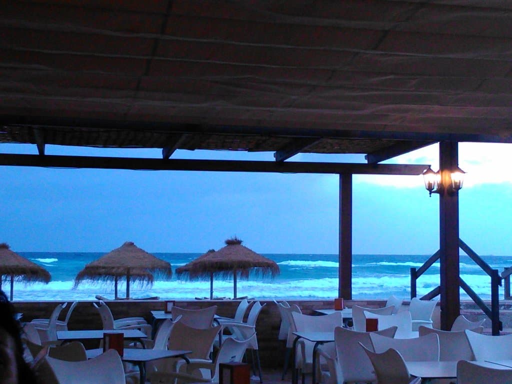 Con vistas a la playa,ese dia hacia levante,pero tambien es bonito ver las olas