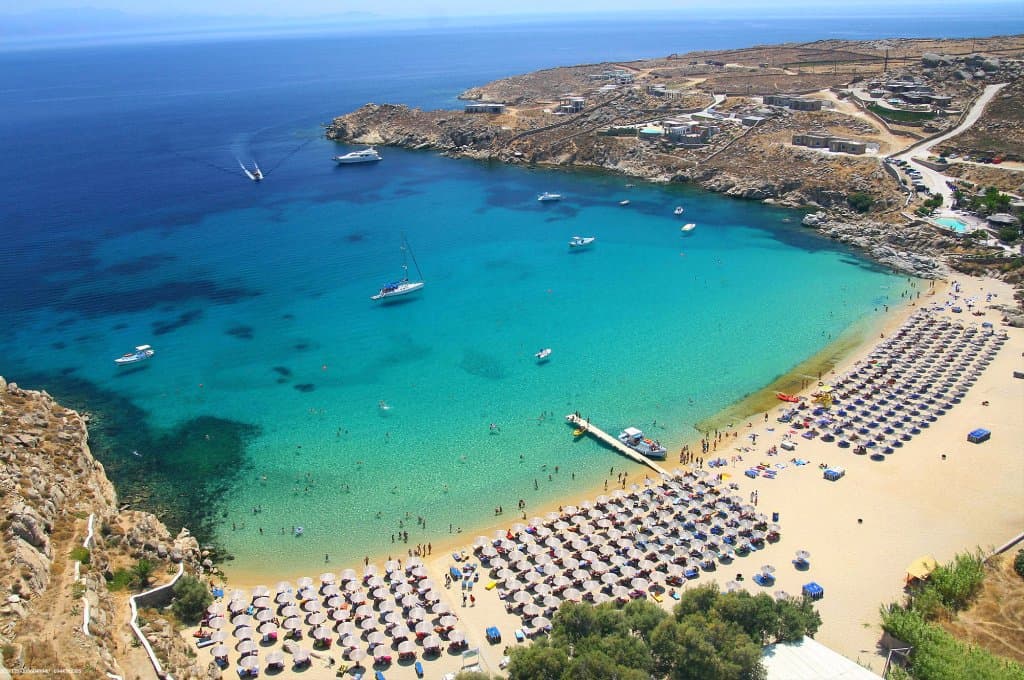 Η διάσημη παραλία Πλιντρί οφείλει τη φήμη της στο Super Paradise που εγκαινίασε την έννοια του b