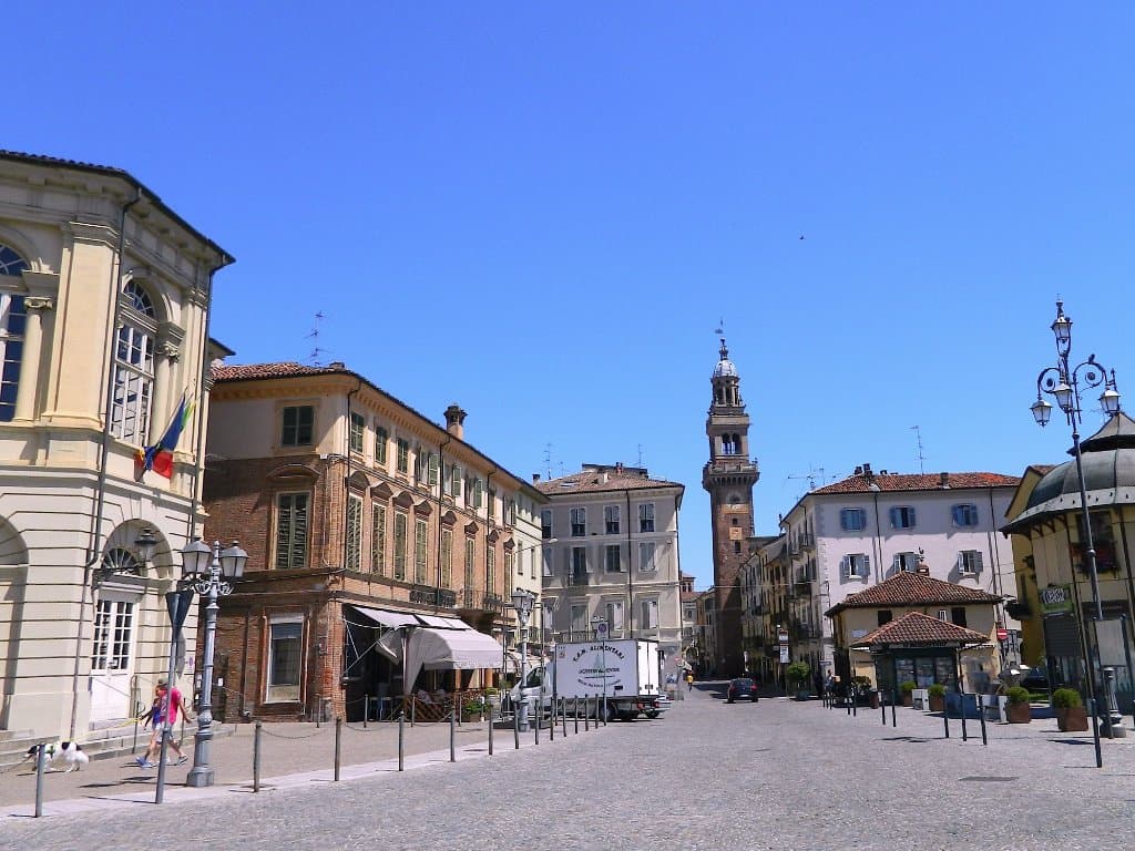 Al cenro di via Saffi da piazza Castello (a destra infopoint)