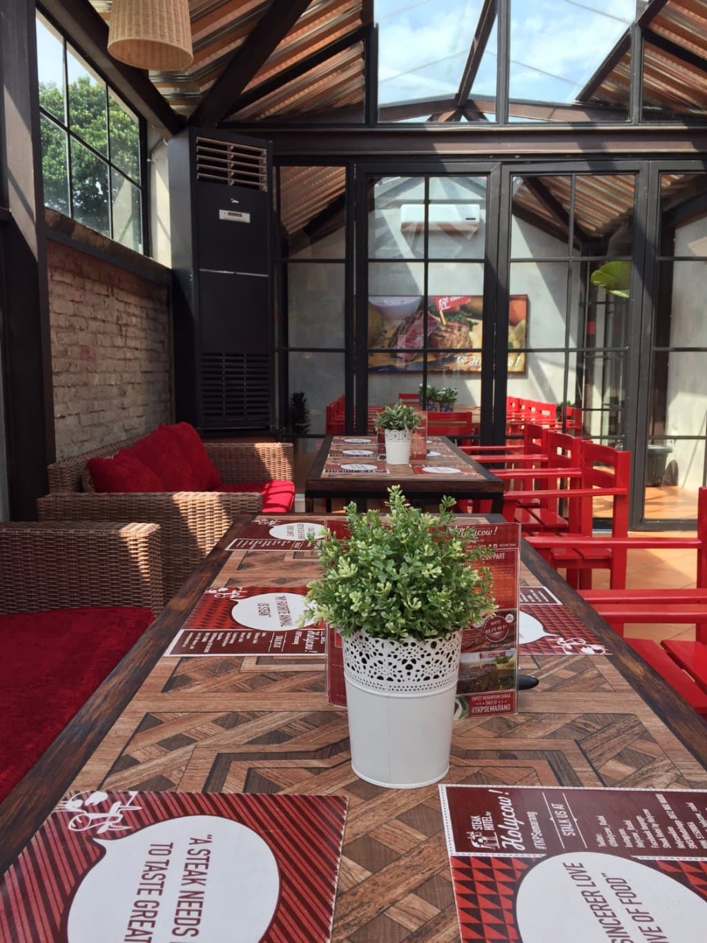 Ruangan alfreshco untuk reservasi kegiatan kantor seperti meeting atau privacy.