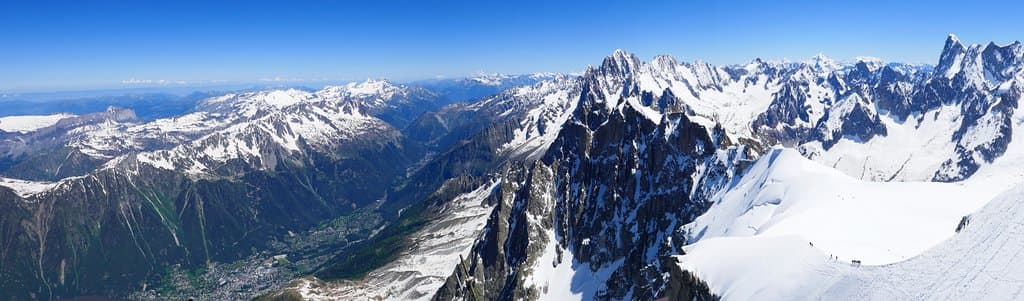 a panoramic pic of Chamonix and the associated valley