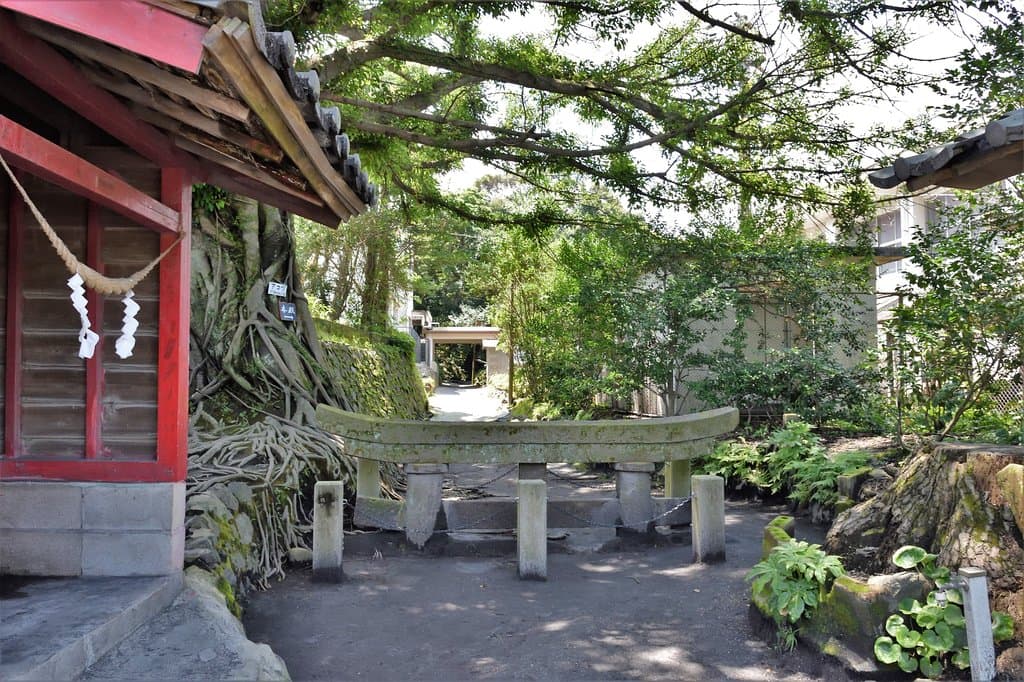 埋没鳥居