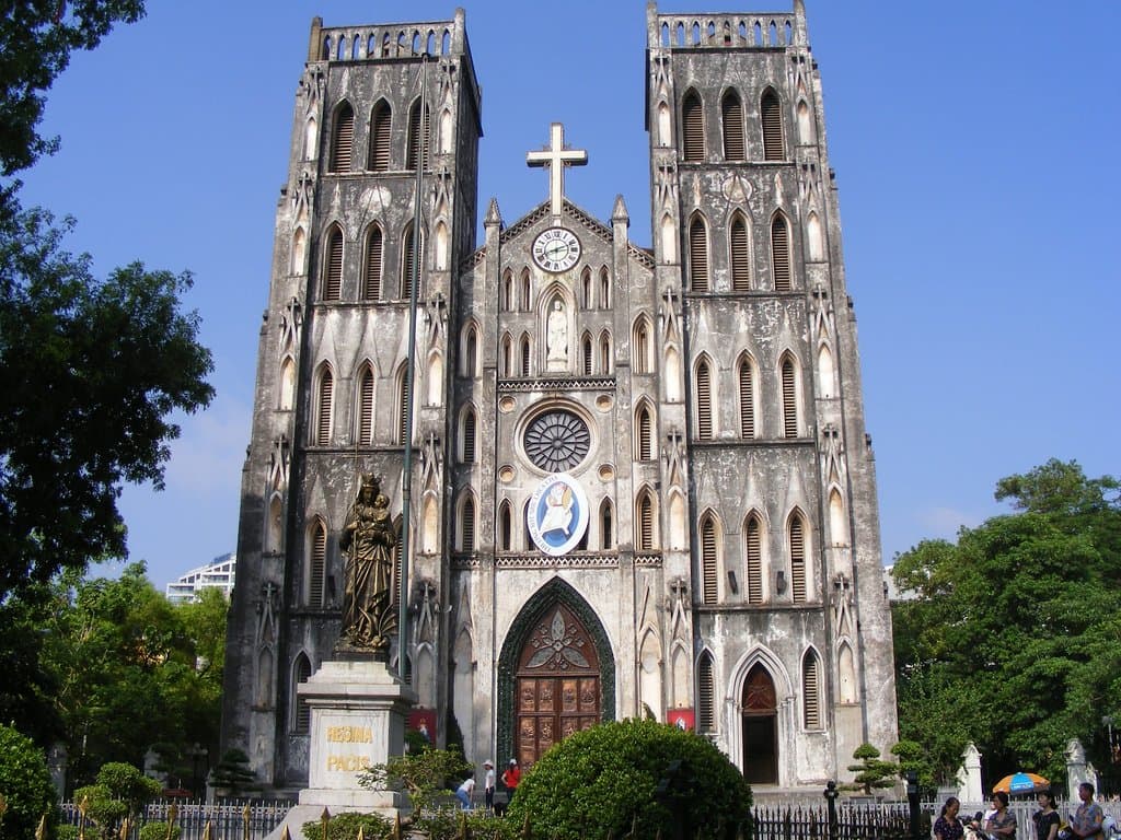 Nhà thờ Lớn Hà Nội, 40 đường Nhà Chung, Hà Nội.