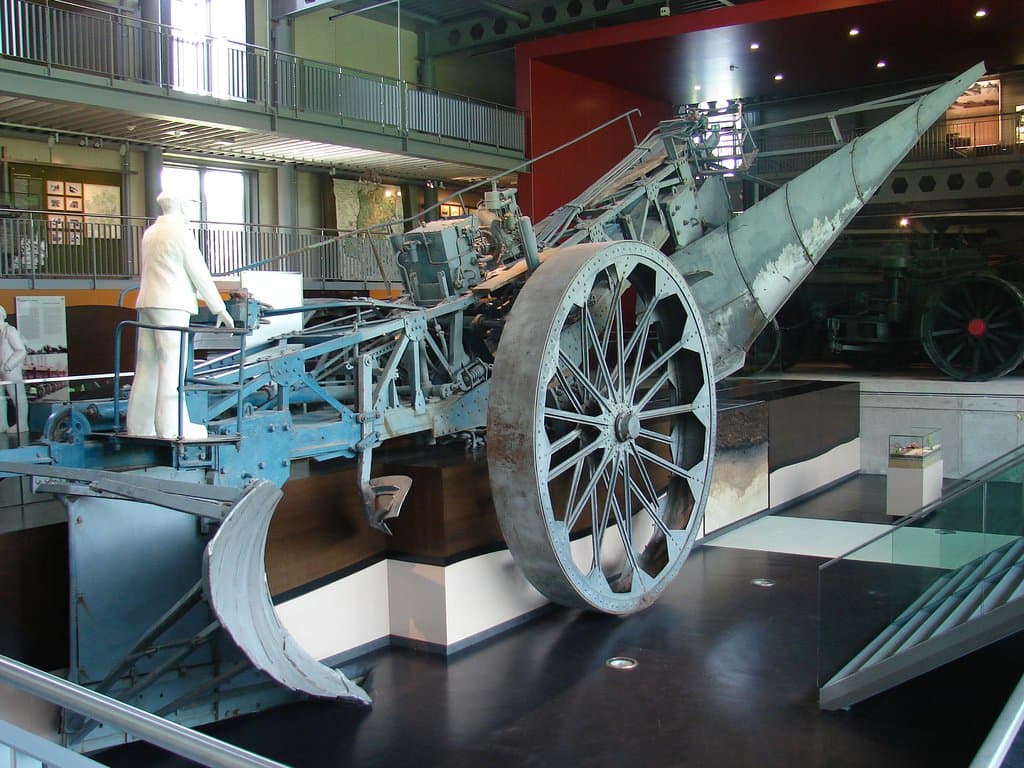 De gigantische ploeg waar de hal omheen gebouwd is