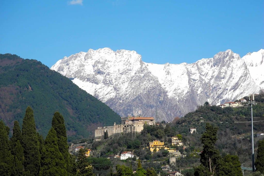 Castello con montagne innevate