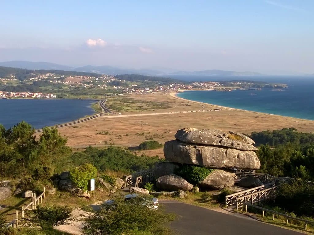 Mirador de A Siradella, en la parte más alta. La Ría a la izq. La Lanzada a la derecha.