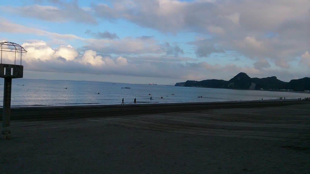 早朝のビーチでライフセービングの方々が練習していました。