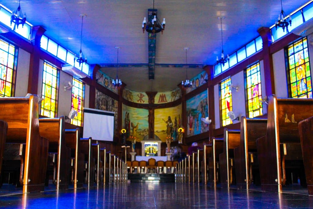 Vista do corredor central (ângulo baixo)