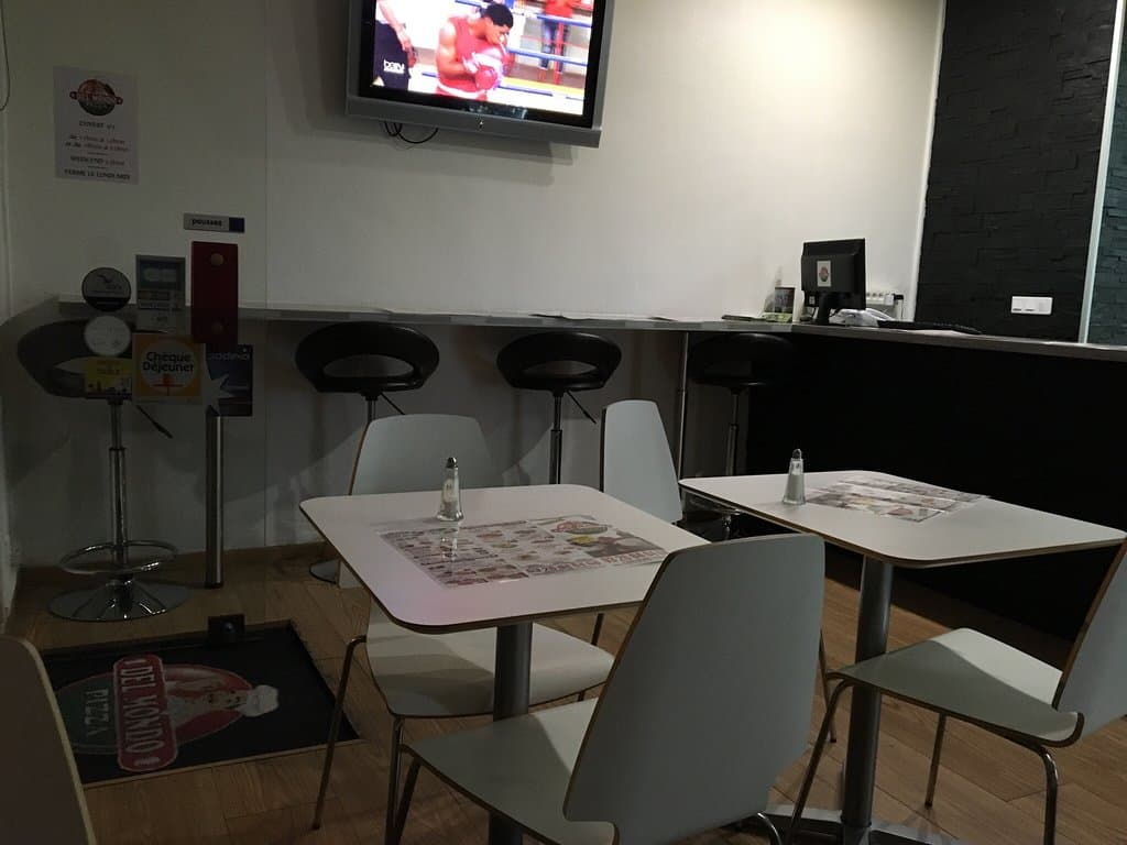 Très ingénieux le plan de travail pour gain de place assorti au comptoir de la caisse