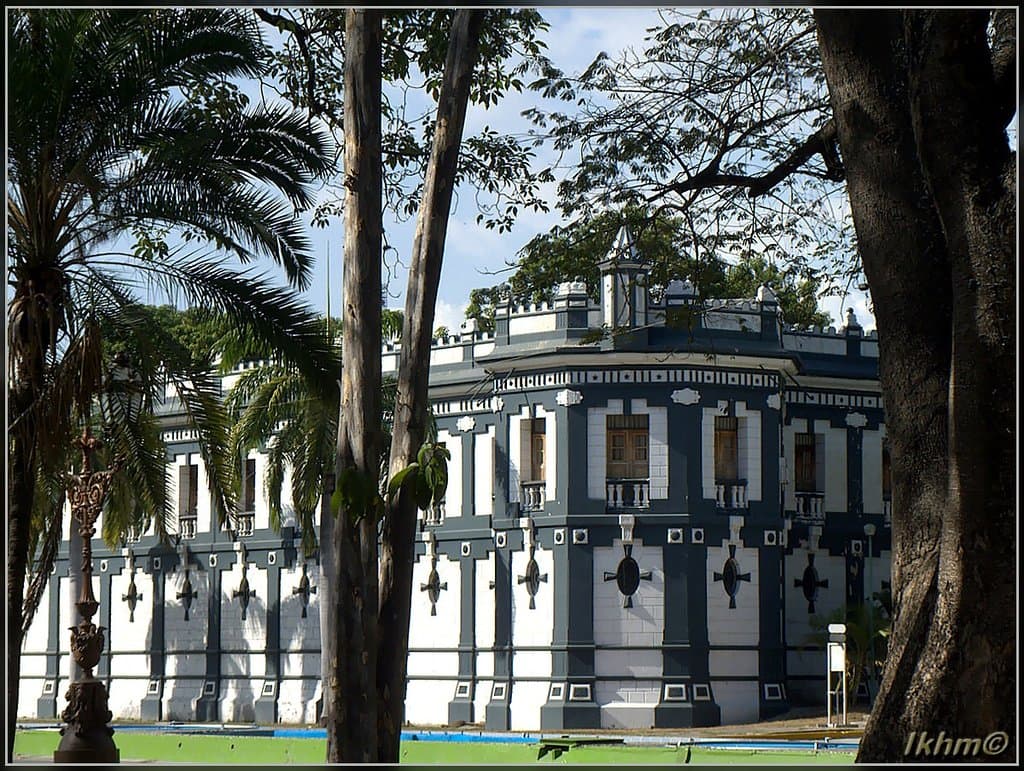 Вид с площади Боливара на казармы воунного училища