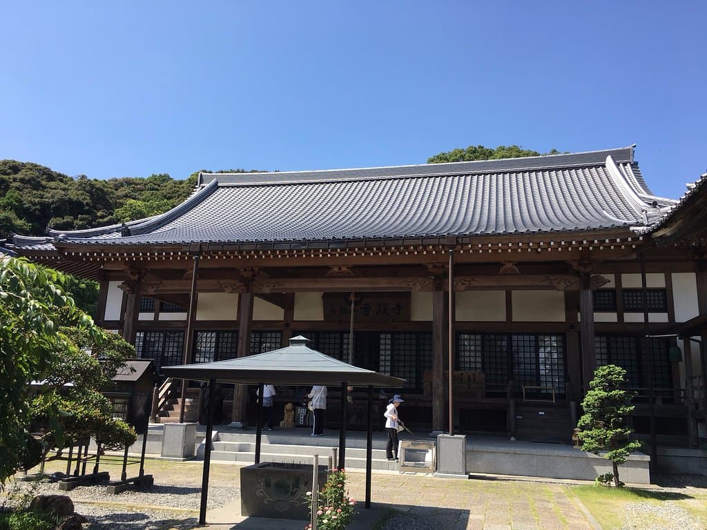 本堂　たたくと変な音がする