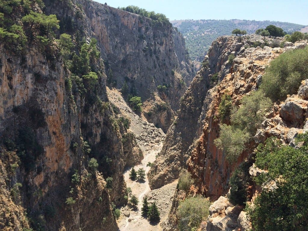 Aradena rotko ja silta puolelta toiselle.