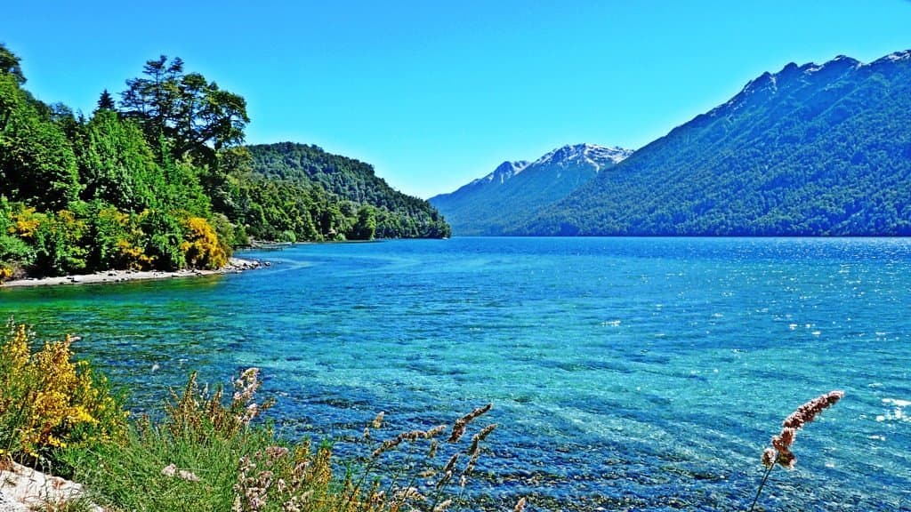 Lago Correntoso en las cercanías del río del mismo nombre