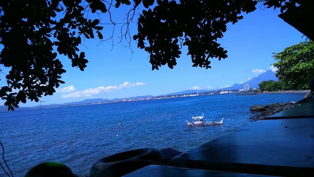 menghadap teluk manado