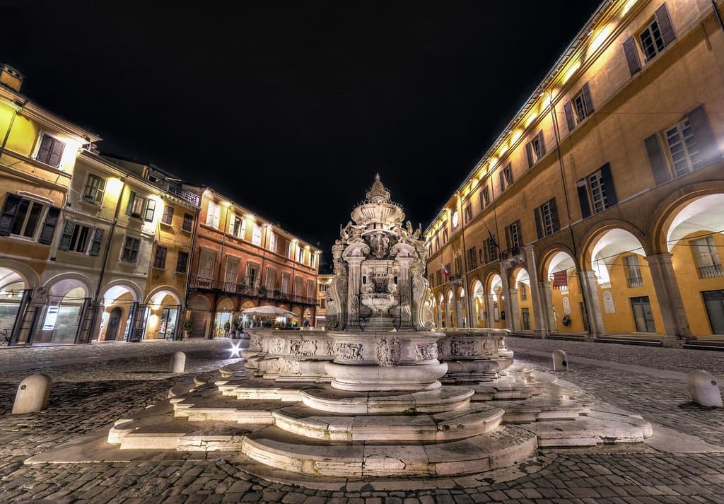 Una foto notturna della bellissima fontana Masini
