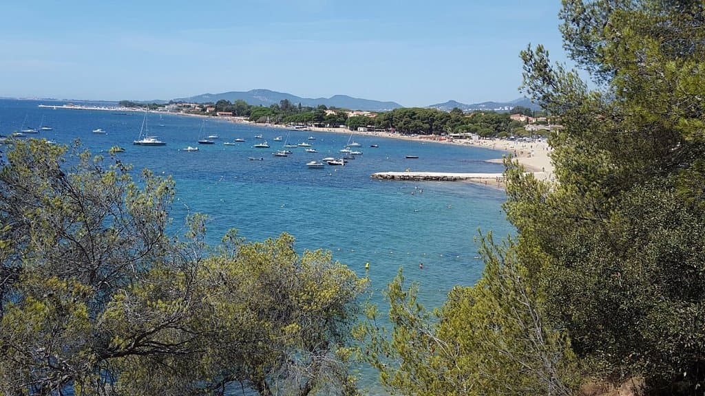 Plage de l 'Argentiere vue depuis le sentier du littoral
