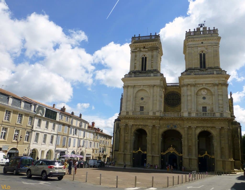 Cathédrale Ste Marie d'Auch et l'office de tourisme (à gauche)