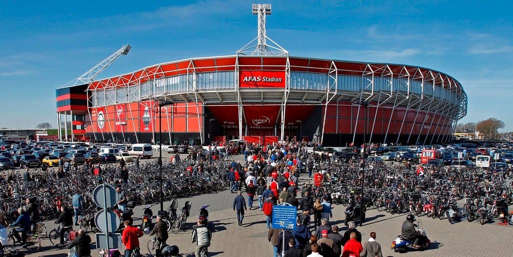 De supporters lopen naar het stadion om hun favoriete club aan te moedigen