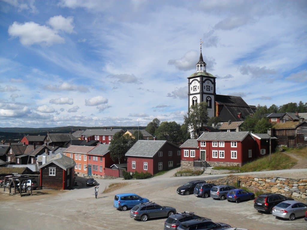 Parkeringen vid gruvan med kyrkan i bakgrunden.